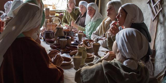 Archeon Culinair middeleeuwse tafel etiquette.jpg